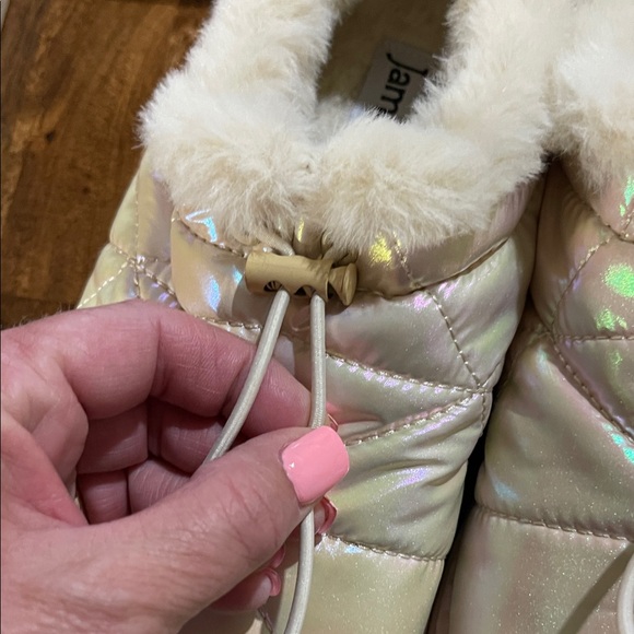 Jambu Iridescent Quilted Slippers with Faux Fur - Picture 4 of 6